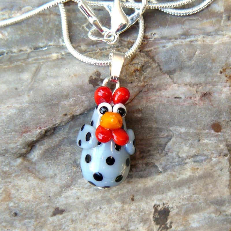 Náhrdelník - slepice šedá