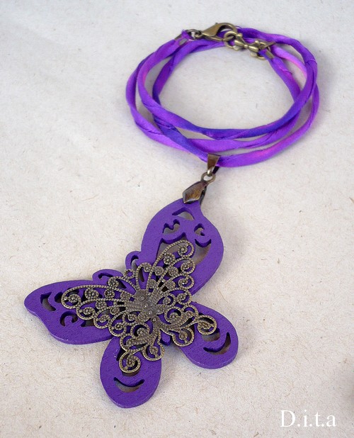 Fialový motýl v hedvábí