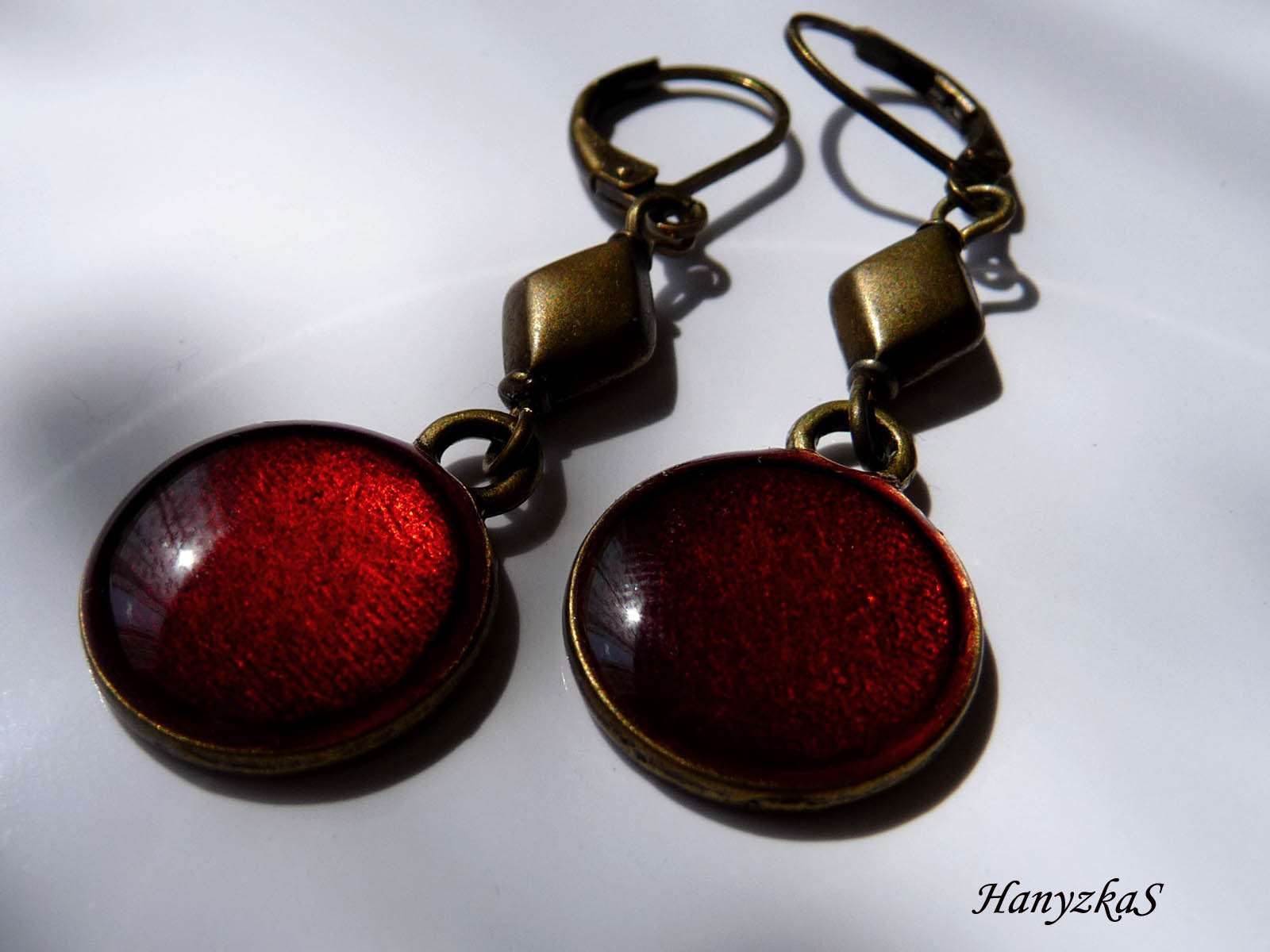 Náušnice: V barvě rubínu