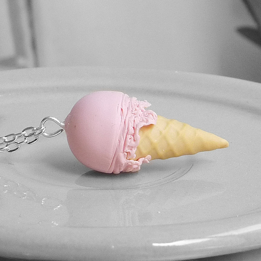 Jahodová zmrzlina dlouhý řetízek