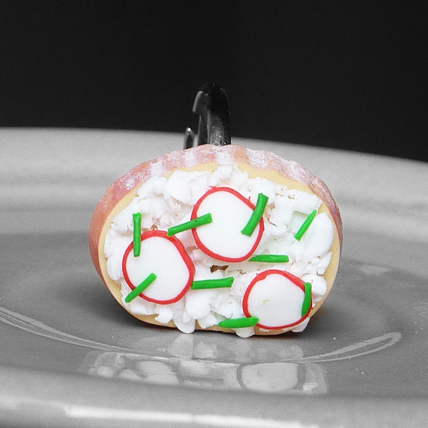 Chleba s tvarohem, ředkvičkami a pažitkou