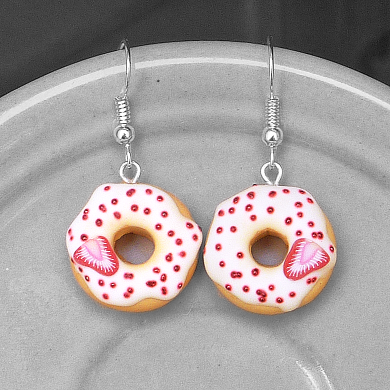 Jahodové donuty s bílou polevou