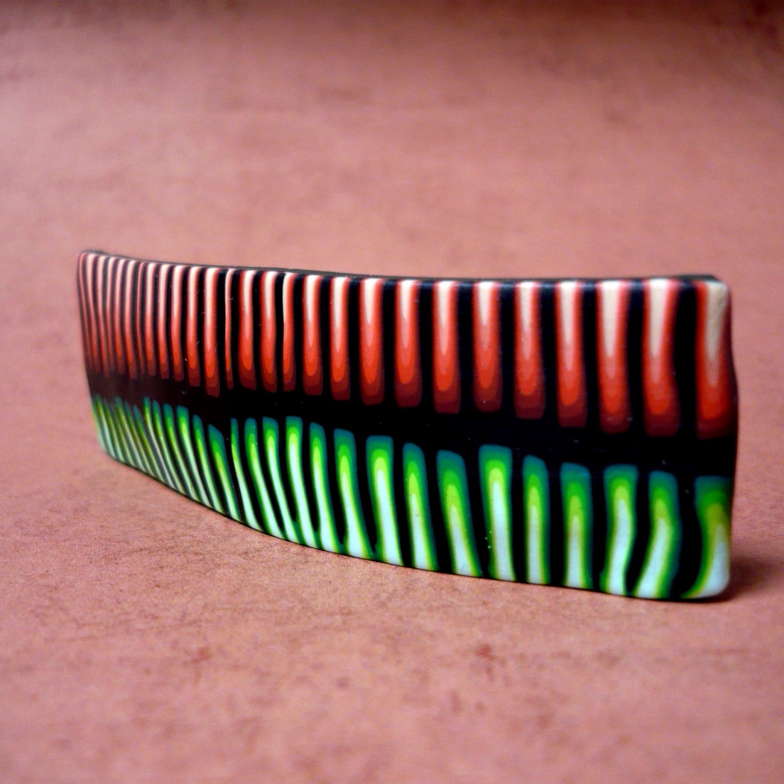 Zeleno-hnědá spona