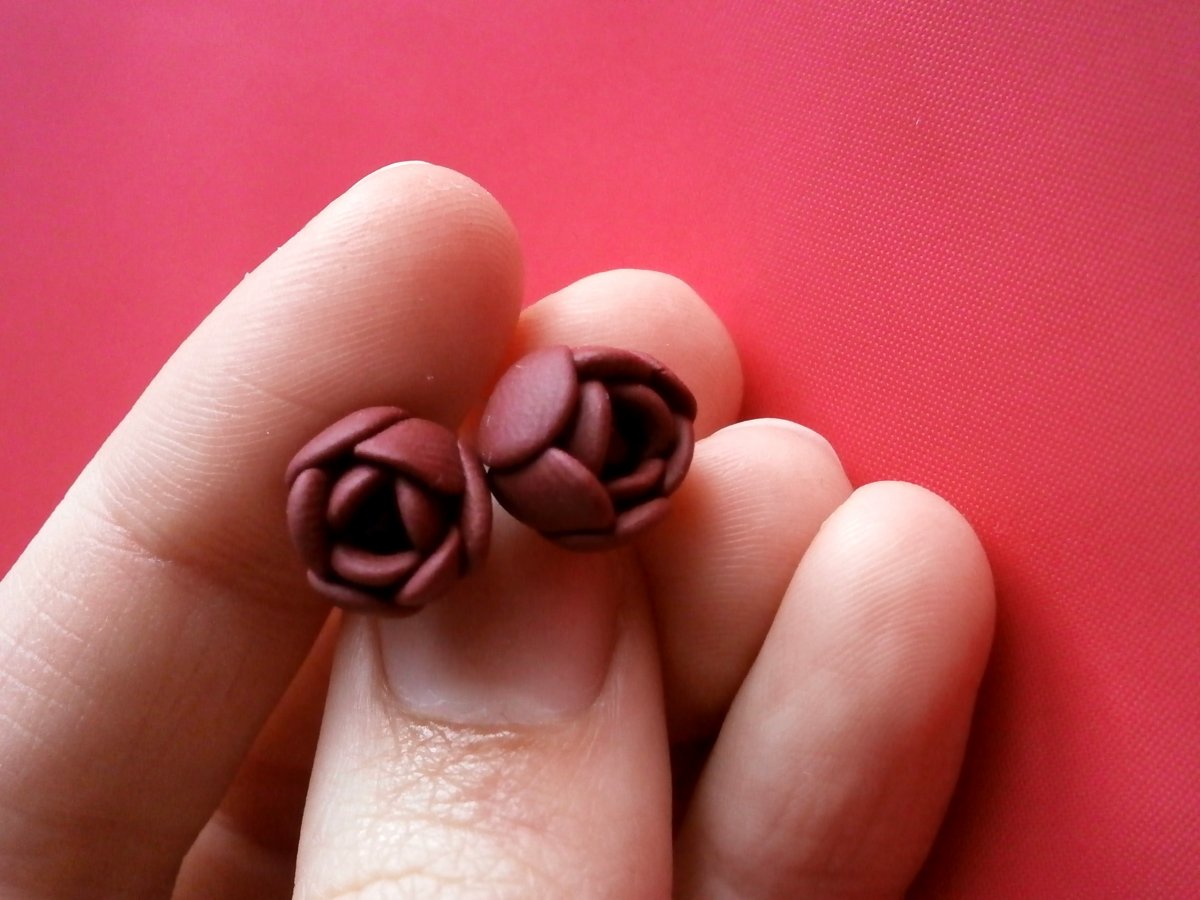 Náušnice poupátka s kamínkem uvnitř