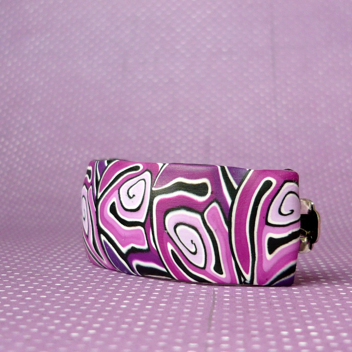 Fialová mostová spona