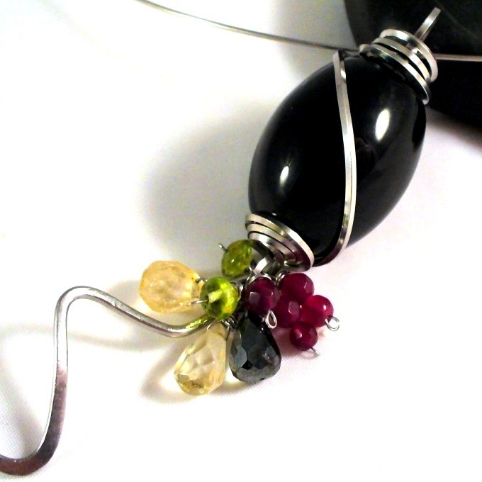 NÁHRDELNÍK Všechny barvy vína