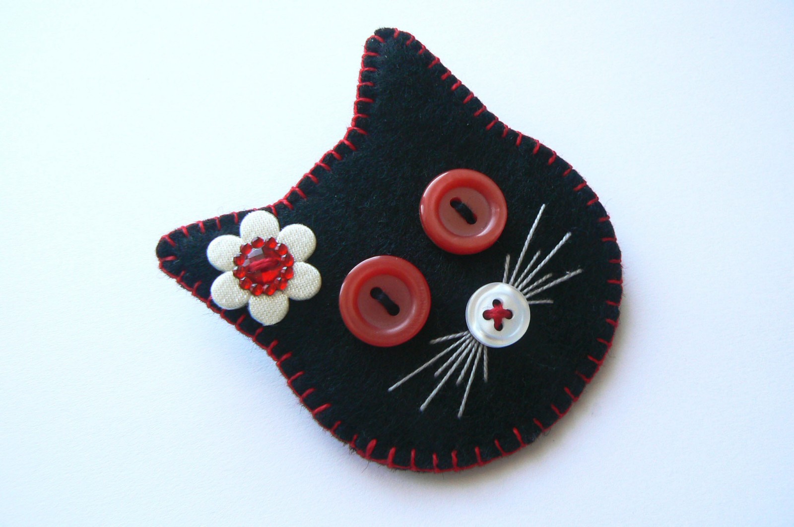 Brož - kočičí dáma s květinou