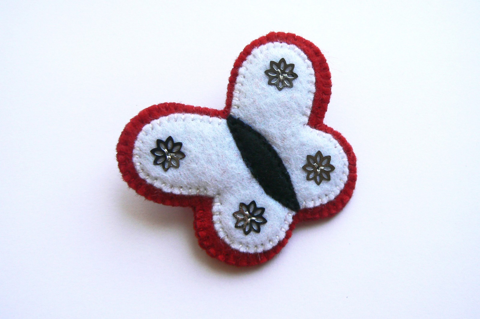 Červeno-bílý motýlek