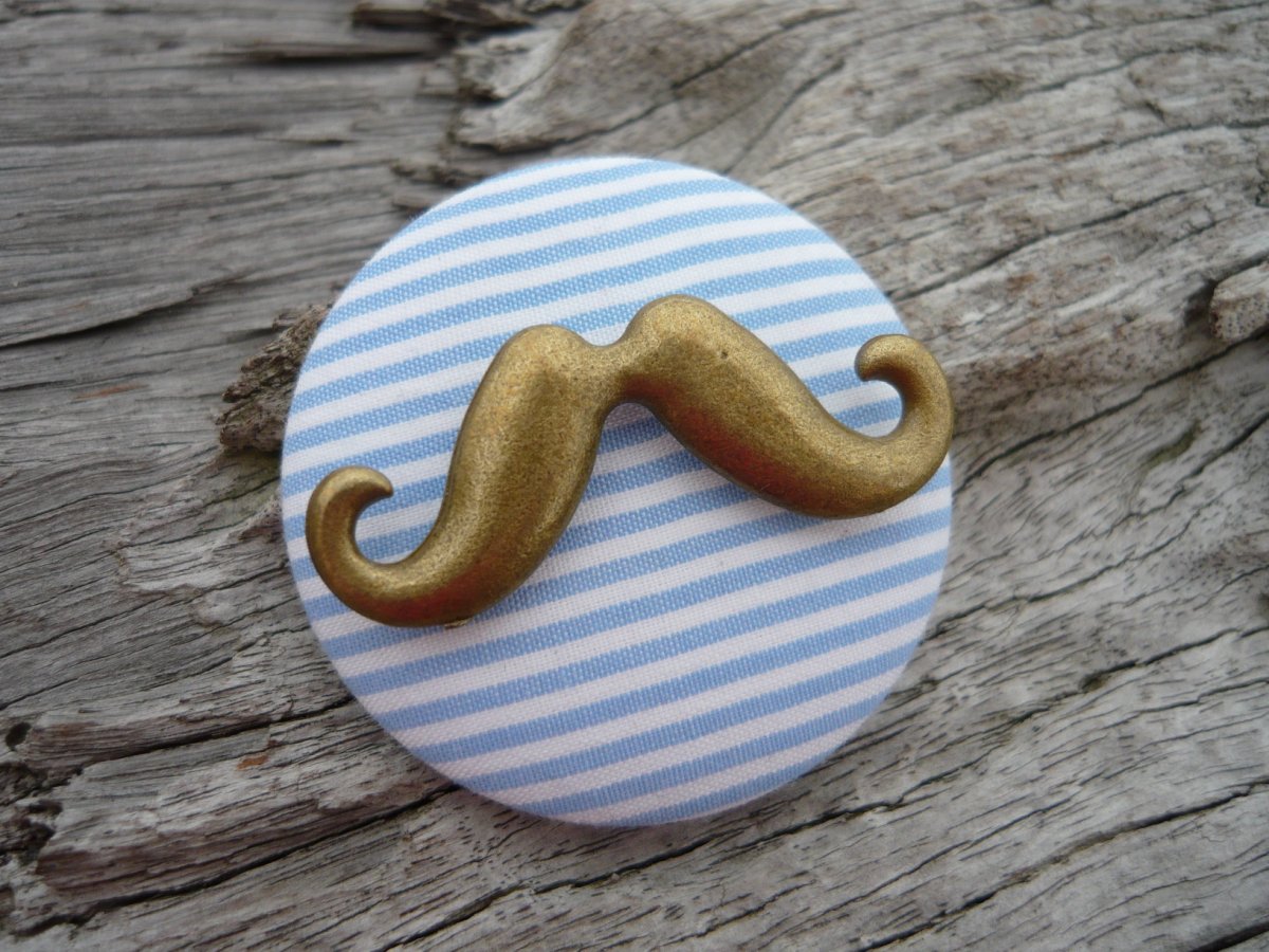 Brož Moustache modro-bílá