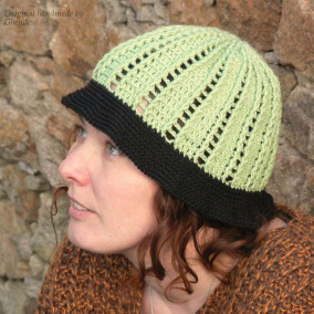 Jarní apartní zelenkavý klobouček