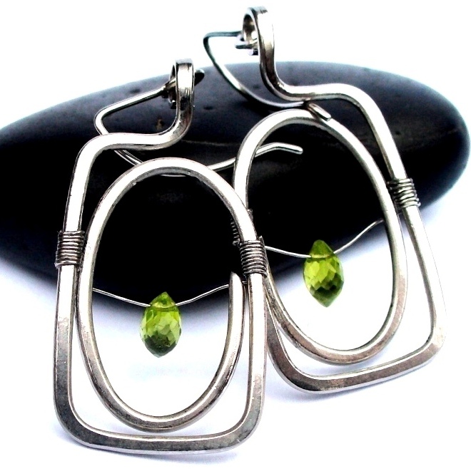 NÁUŠNICE Kapka na pavučině