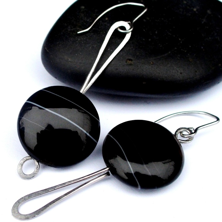 NÁUŠNICE Oblázek na vodní hladině