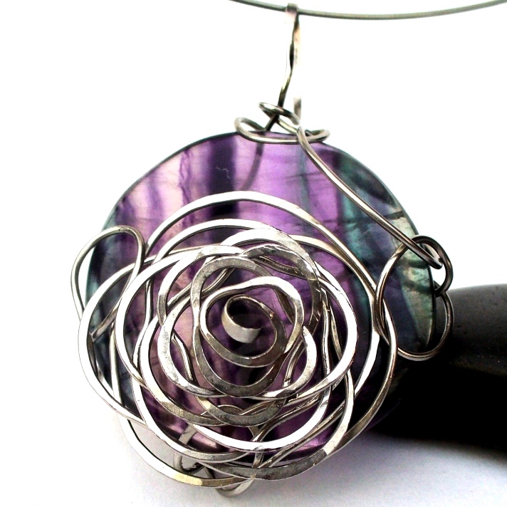 NÁHRDELNÍK Fluorit v růžovém objetí 