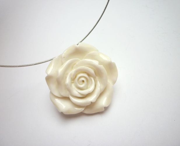 bílá růže - náhrdelník - vyroben na přání