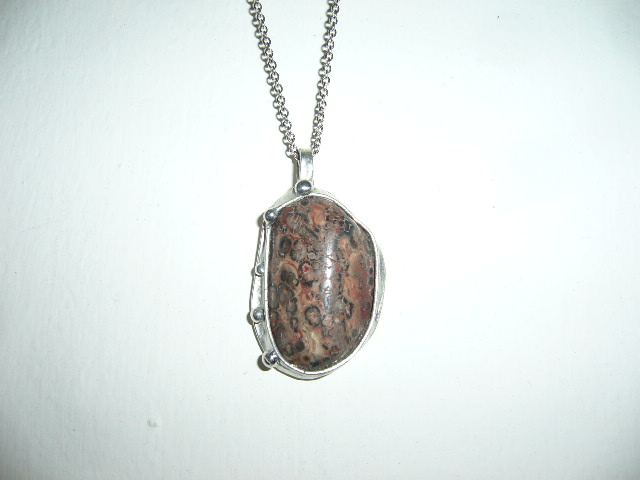 Tajemný mikrosvět - náhrdelník s leopardím jaspisem