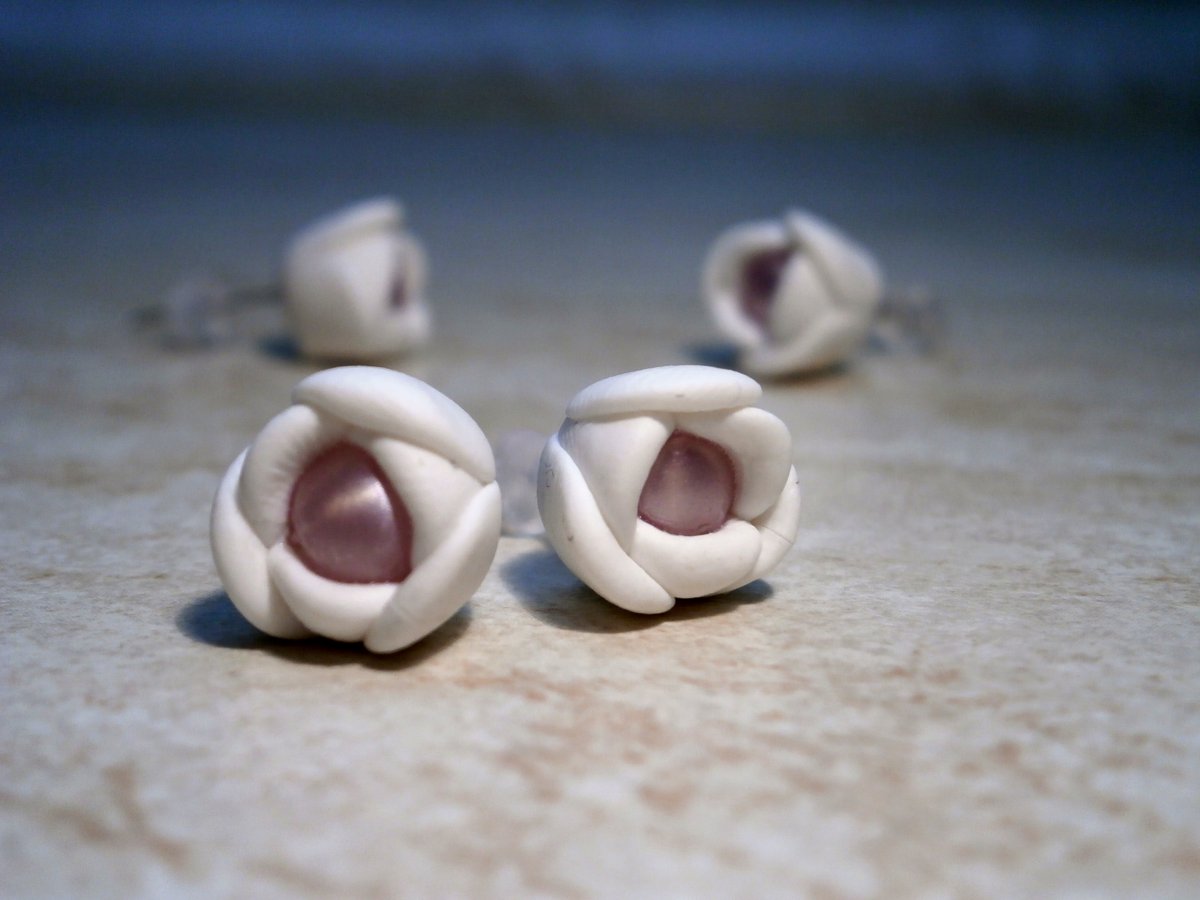 Náušnice bílé růžičky