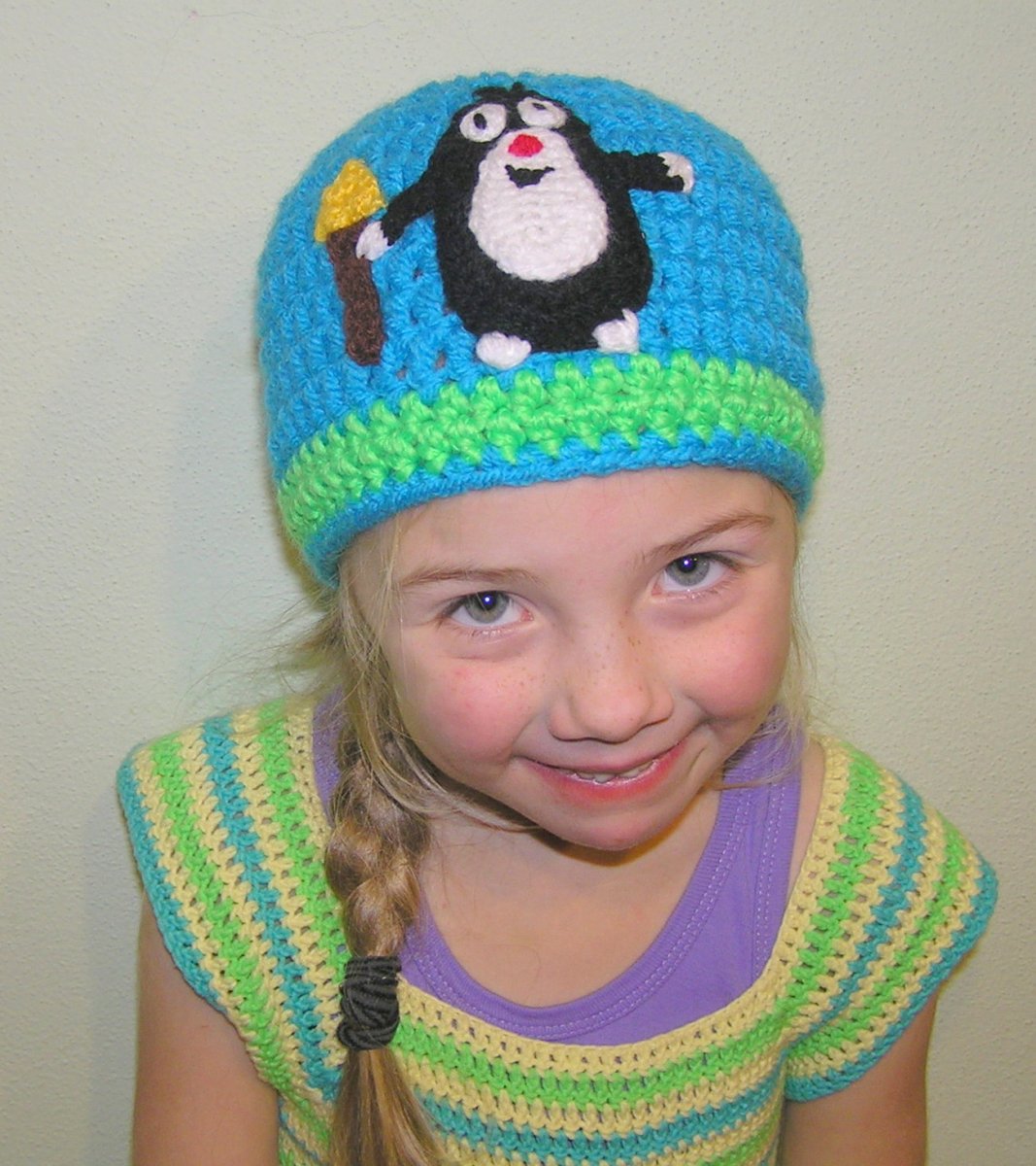 Háčkovaná čepička s aplikací krtek