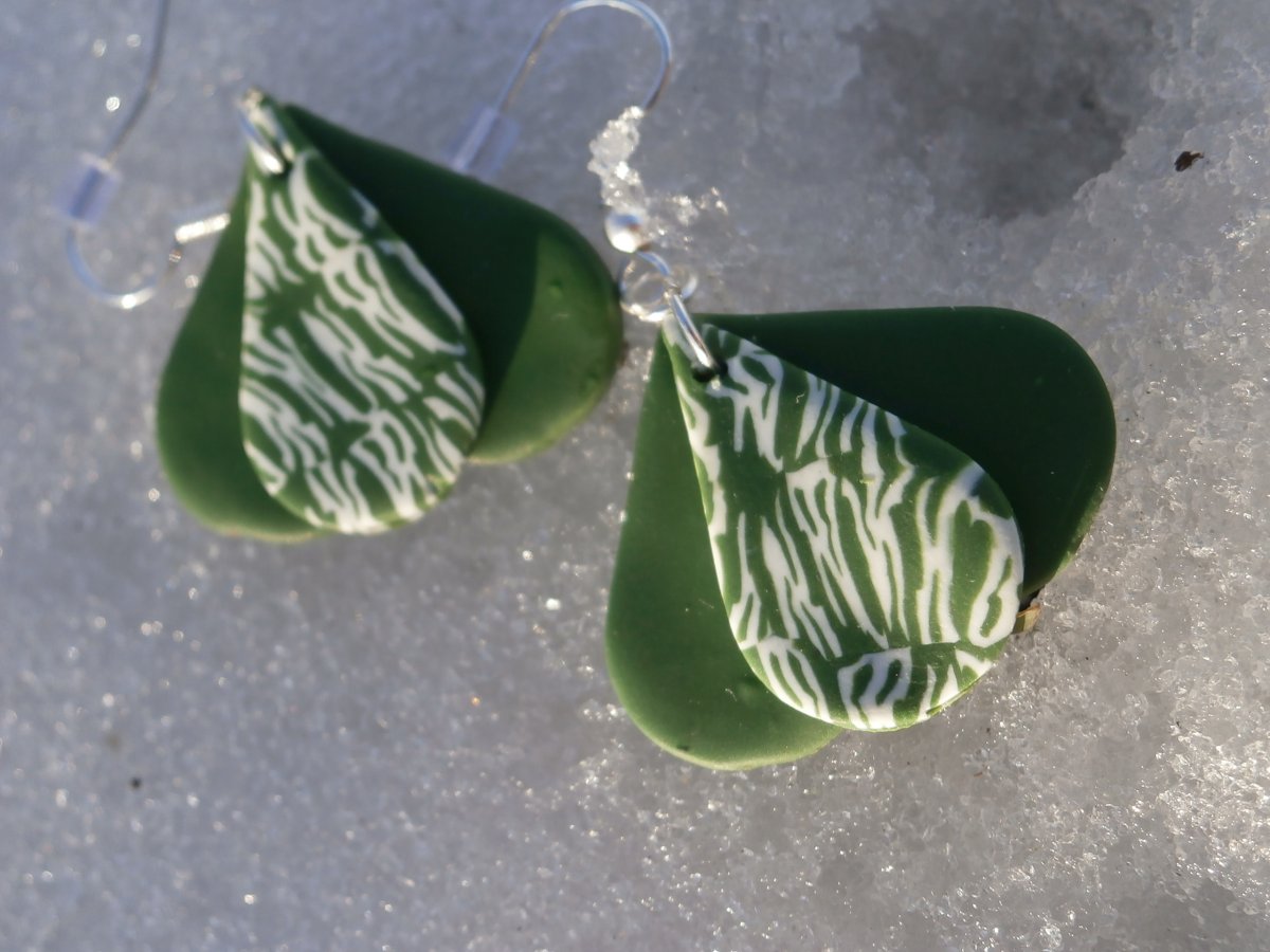 Náušnice slzičky – tmavě zelená, bílá