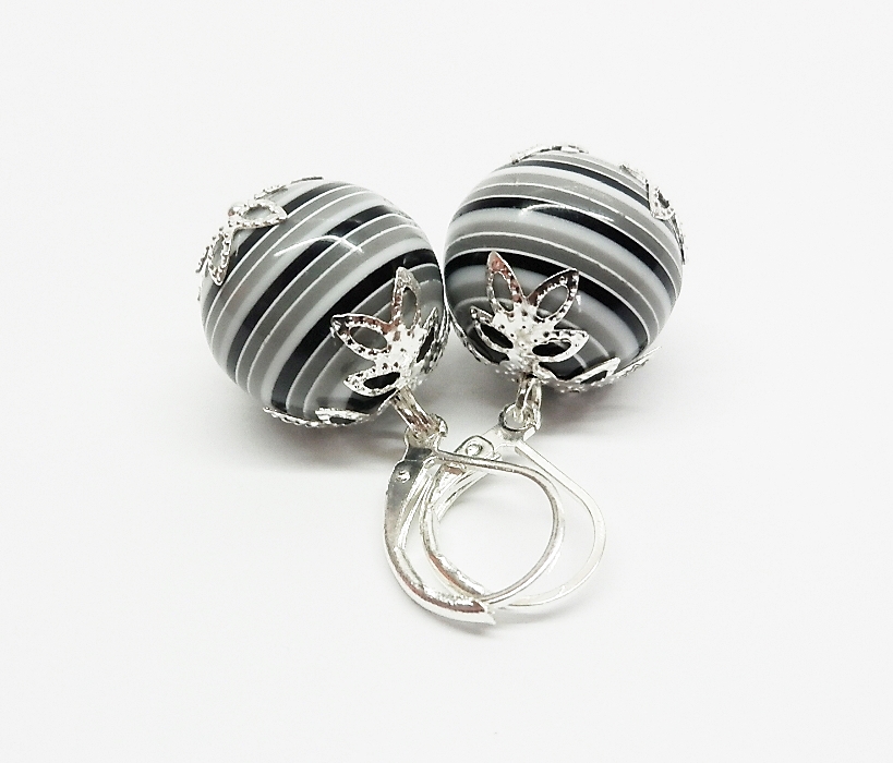 černá..šedá..bílá