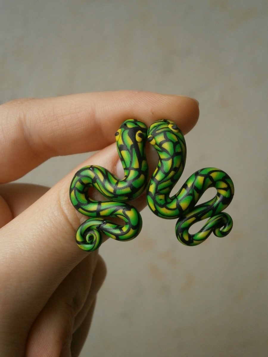 Náušnice hadi zakousnutí v uchu