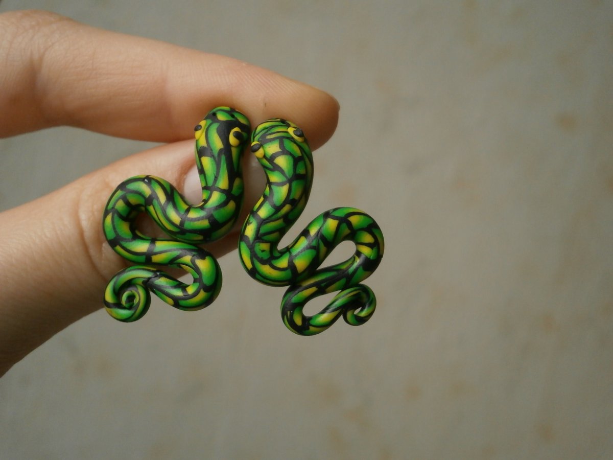 Náušnice hadi zakousnutí v uchu - zelení, menší