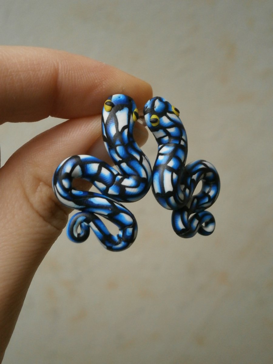 Náušnice hadi zakousnutí v uchu - modří, větší
