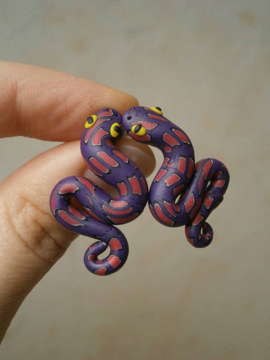 Náušnice hadi zakousnutí v uchu - fialová