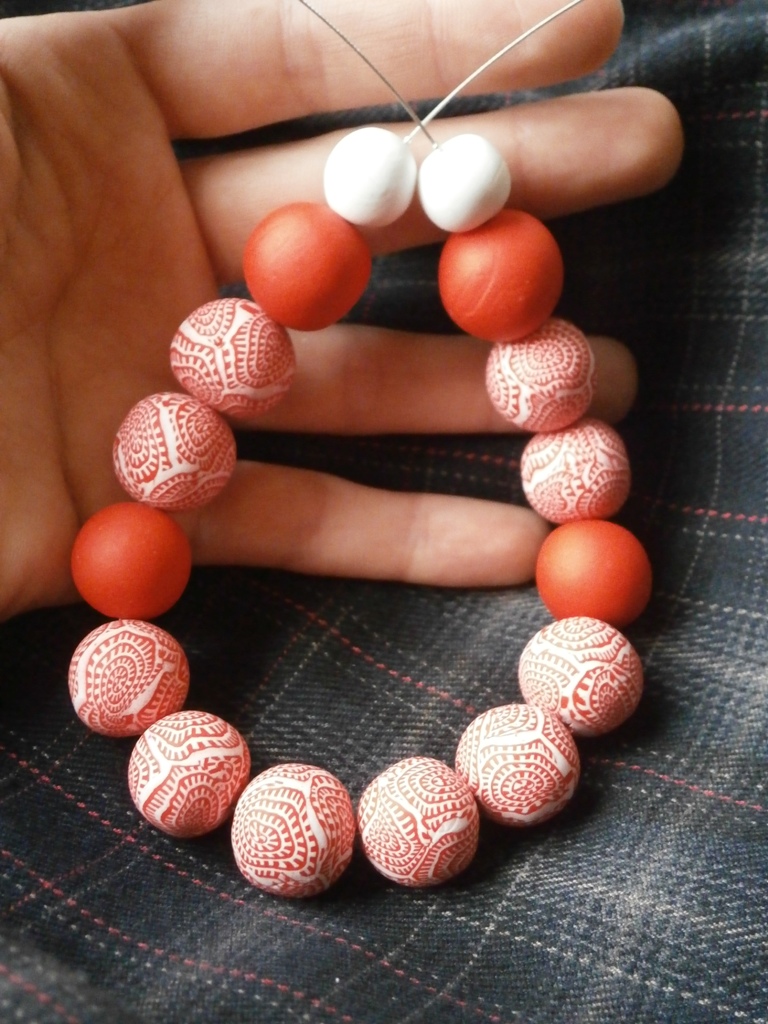 Červenobílé korále