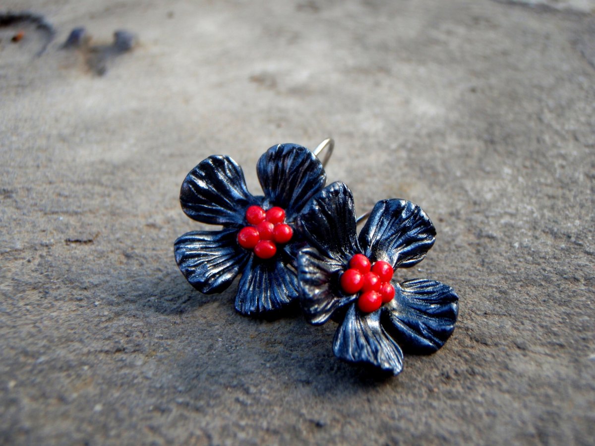 Kovově černé kvítky