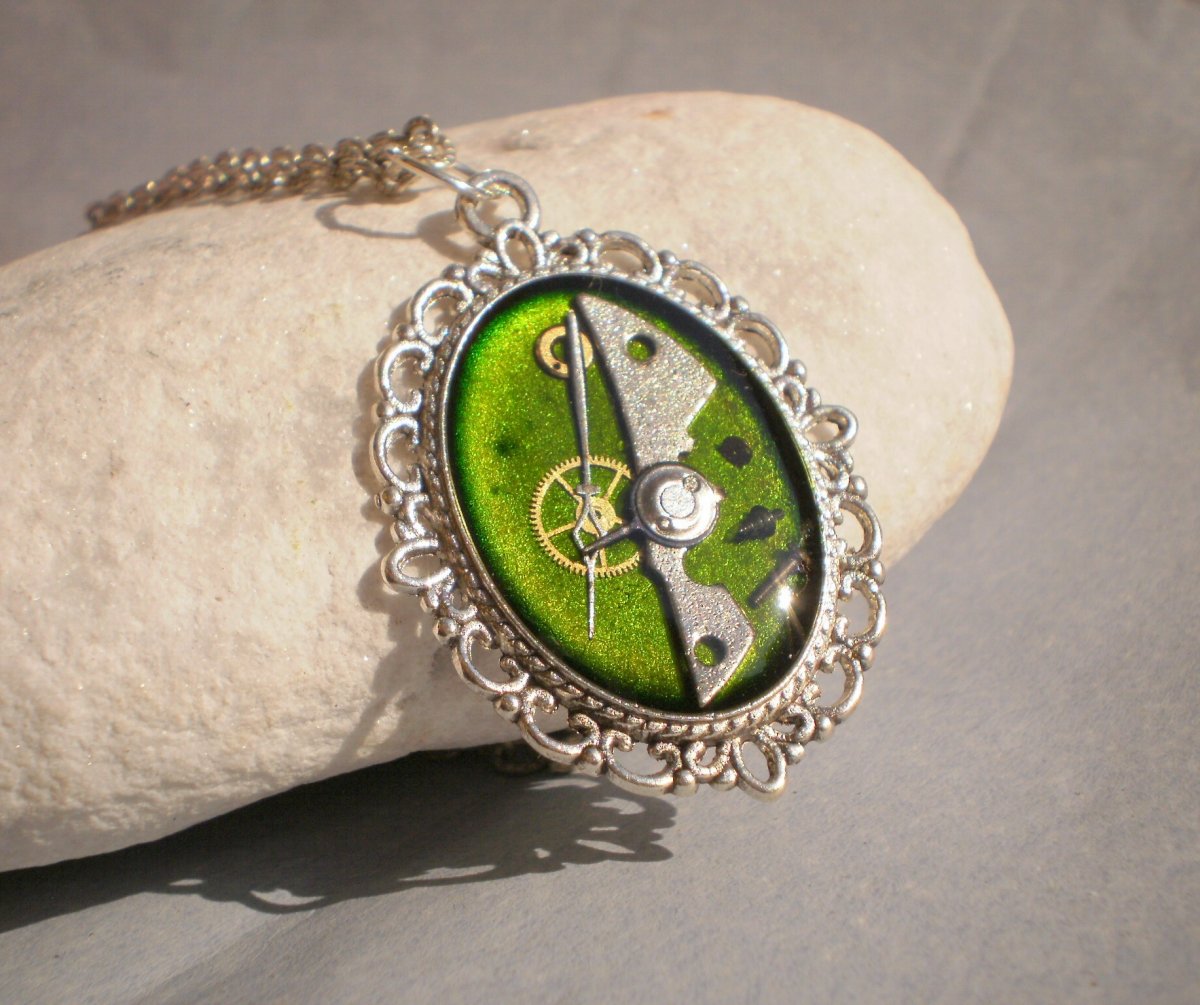 Zelený steampunkový náhrdelník