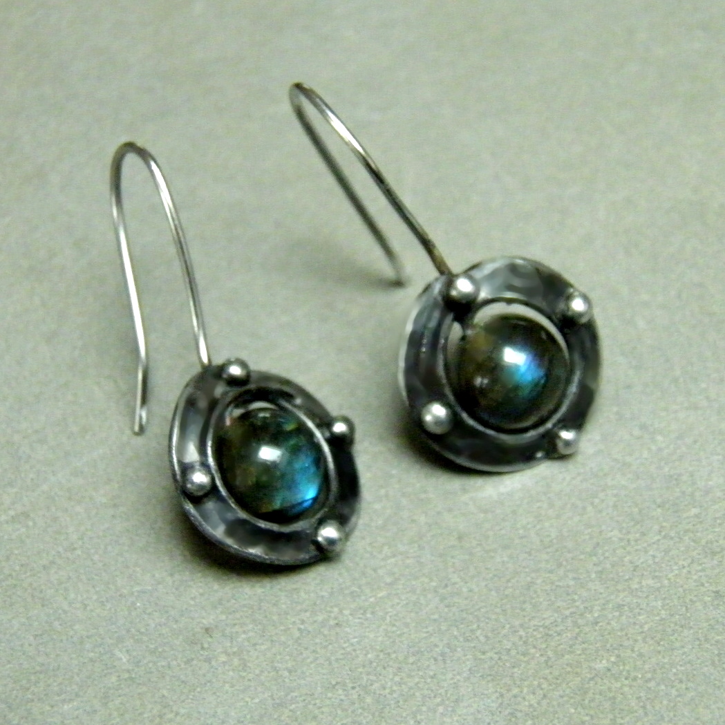 Janis s labradoritem