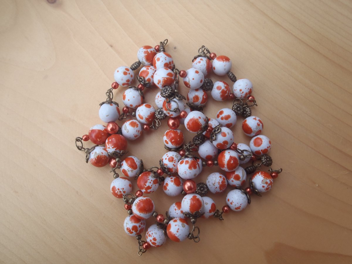 dlouhé oranžové korále