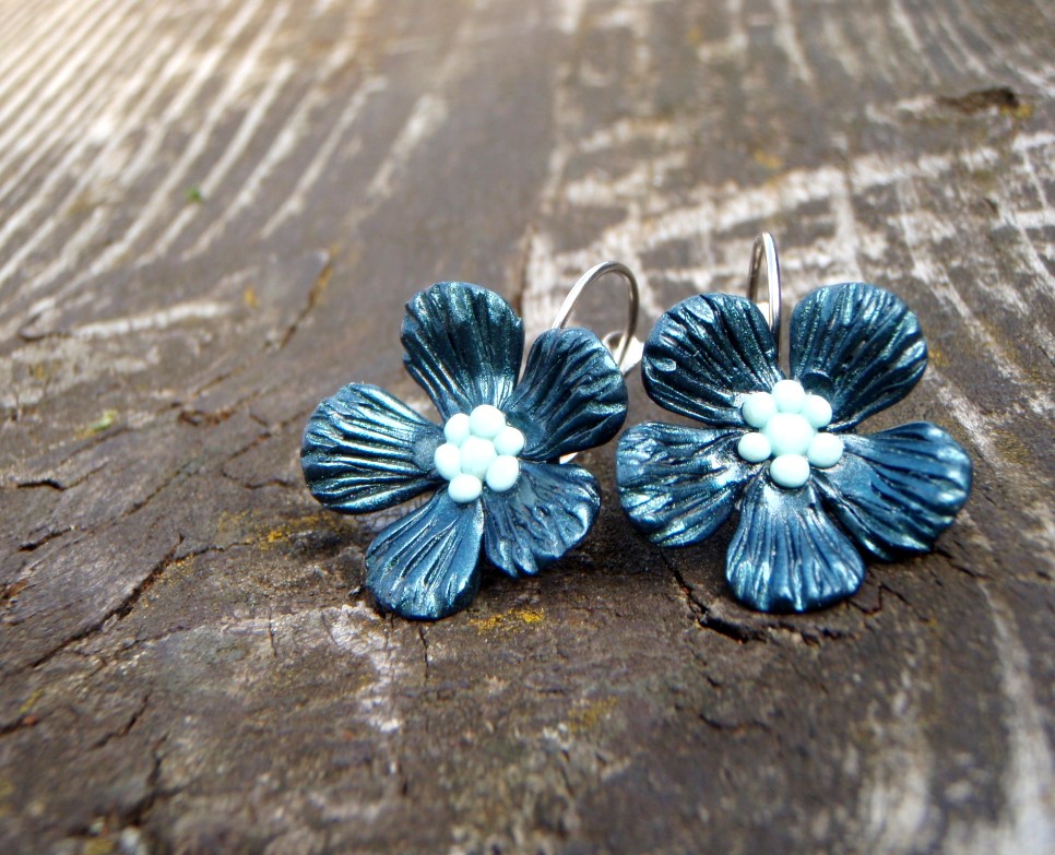 Kovově černé kvítky