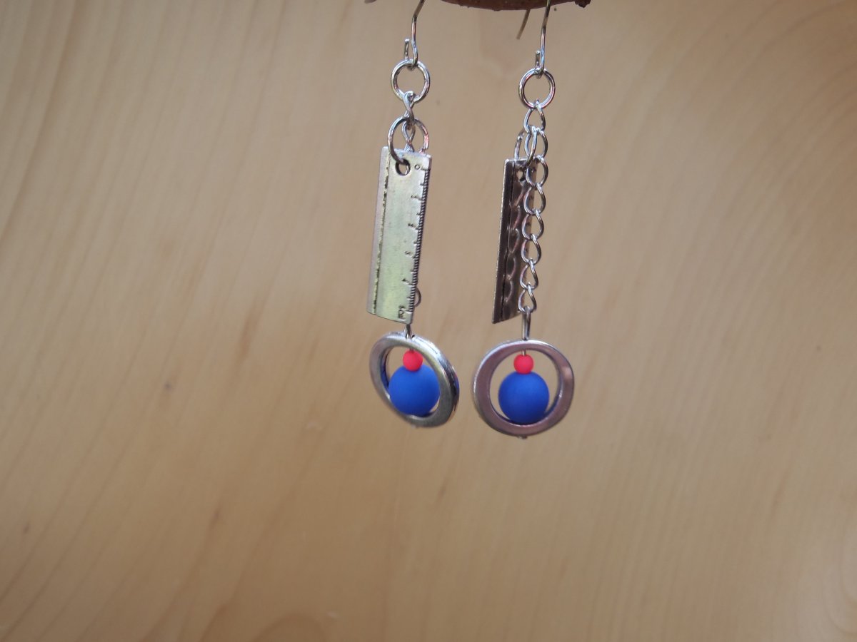 dlouhé s tmavo modrou neonkou