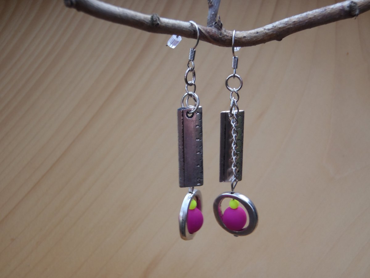 dlouhé s tmavo růžovou neonkou