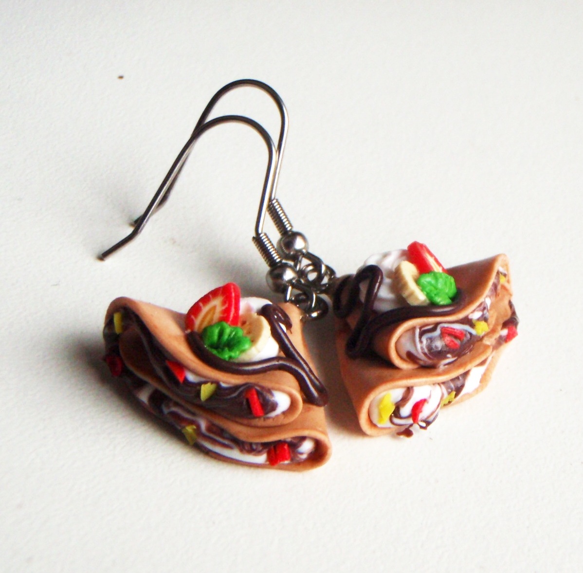 Palačinky s čokoládou, jahodami a banánem