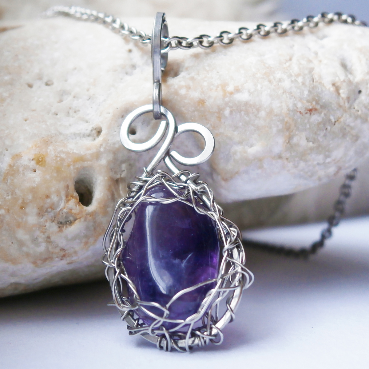 Ametyst v krajce schovaný - přívěsek