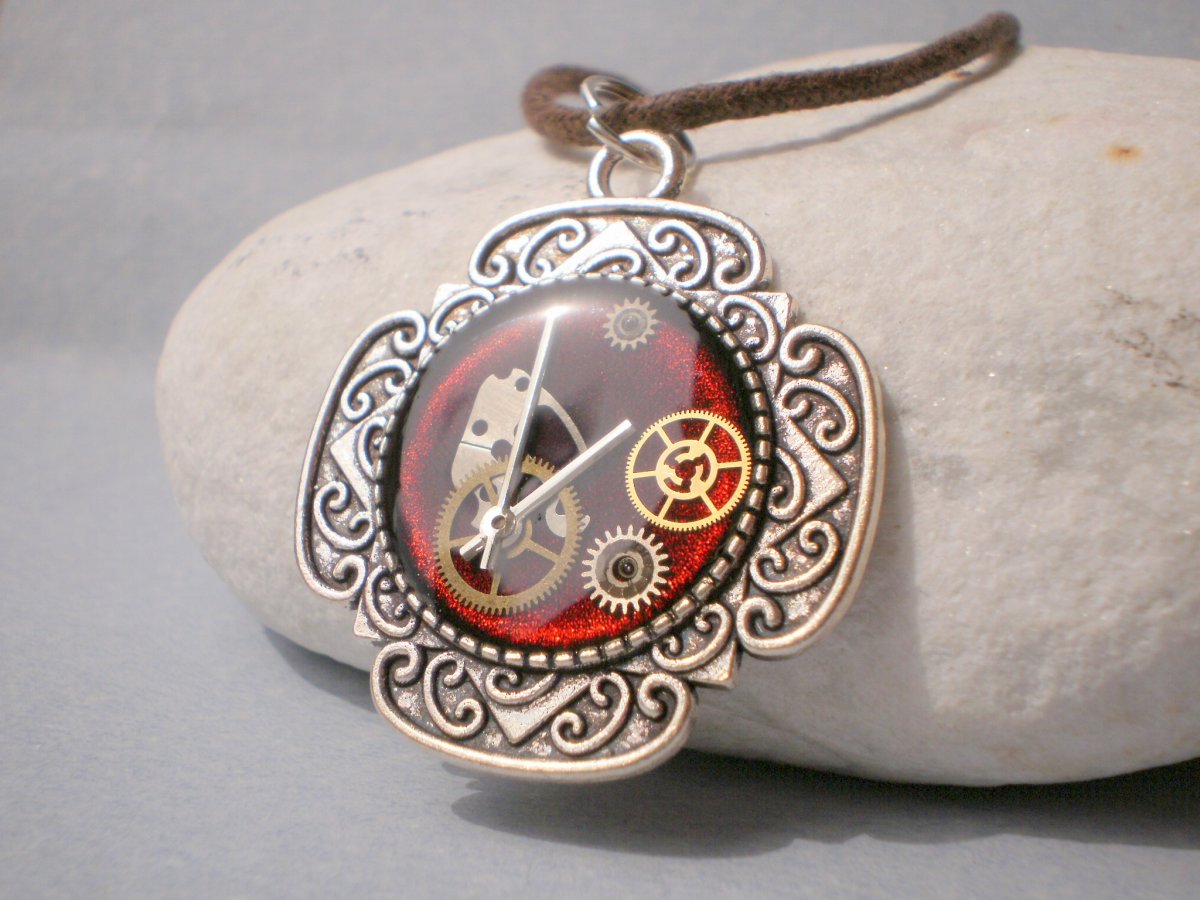 Červený steampunkový náhrdelník III.