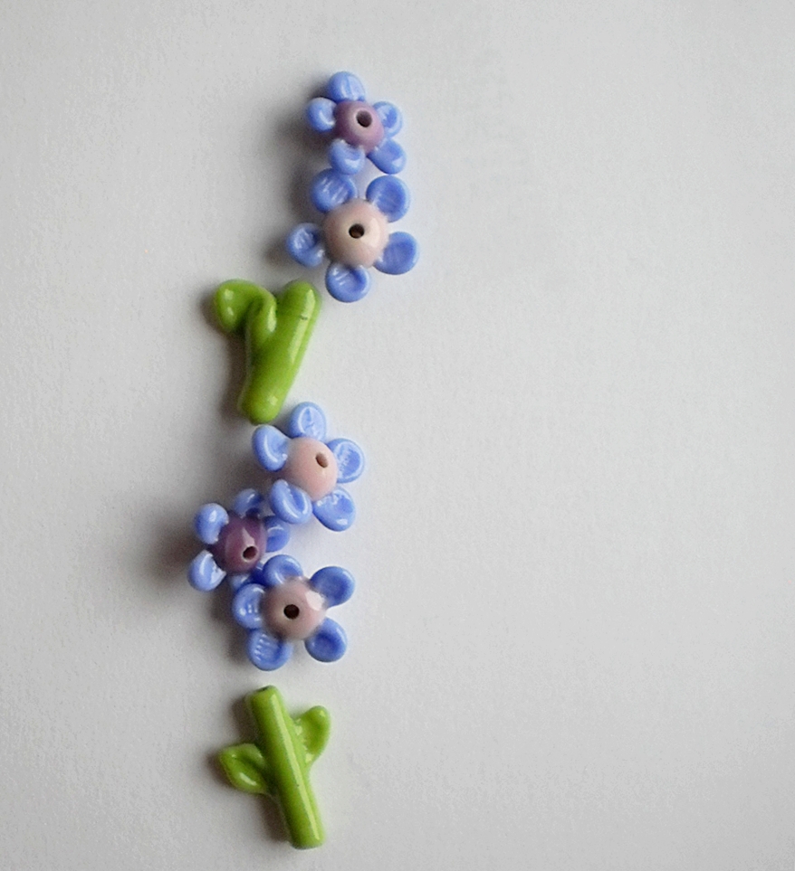 Vinutá skleněná perlaPomněnka