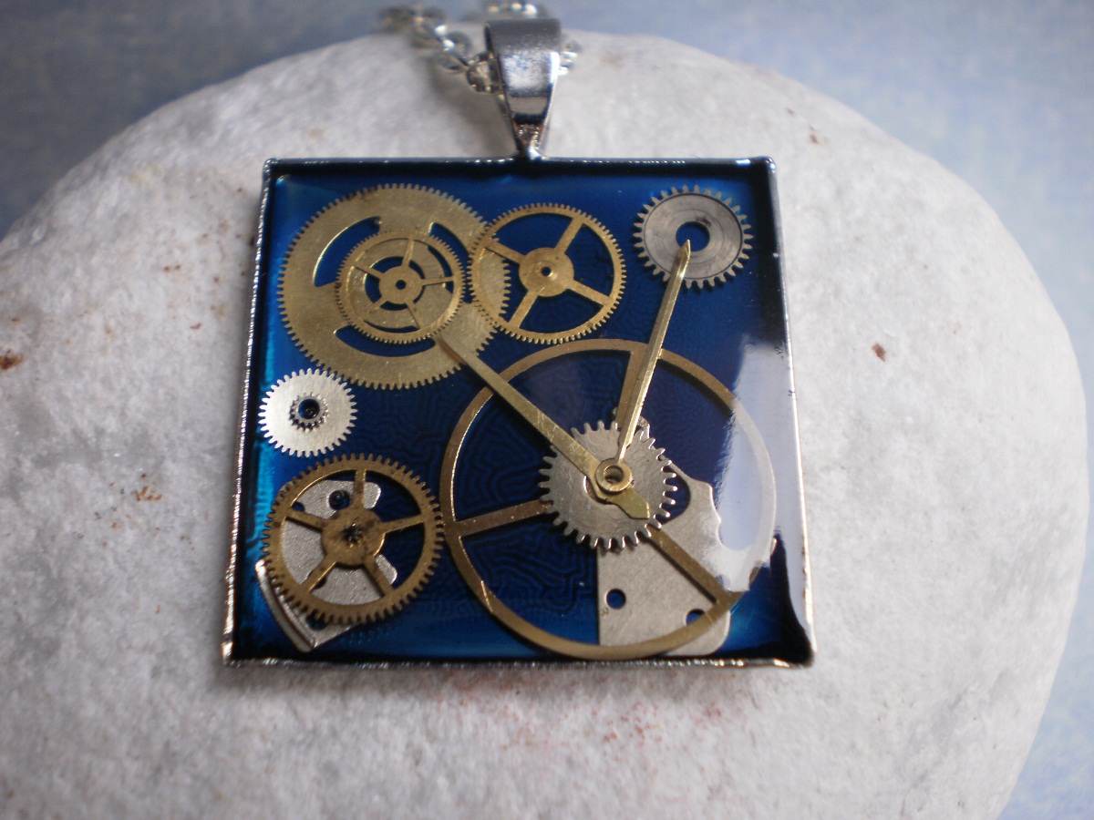 Modrý čtvercový steampunk náhrdelník