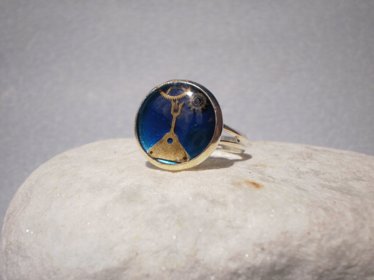 Modrý steampunkový prsten 