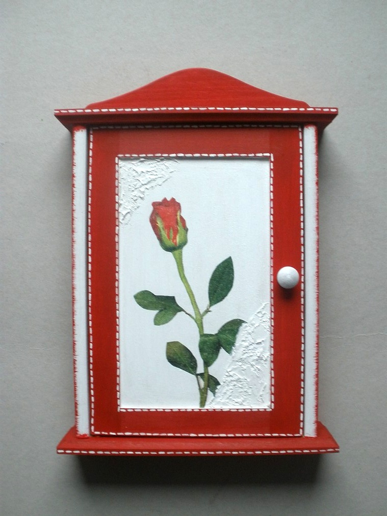 Skříňka na klíče tm. červená - Růže