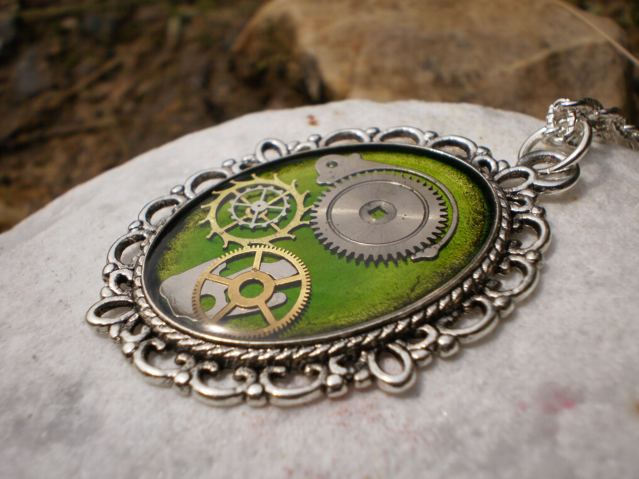 Zelený steampunkový náhrdelník