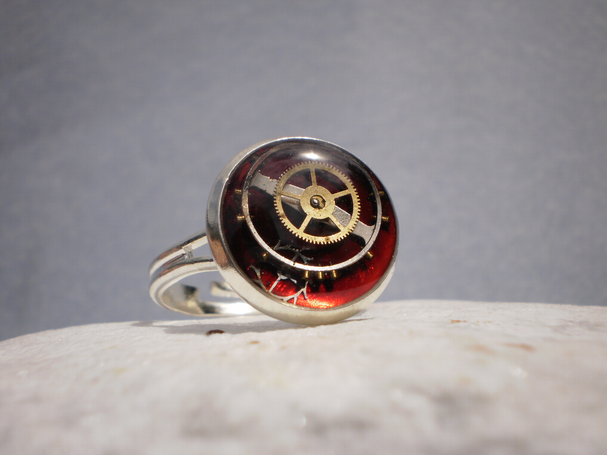 Steampunkový červený prsten