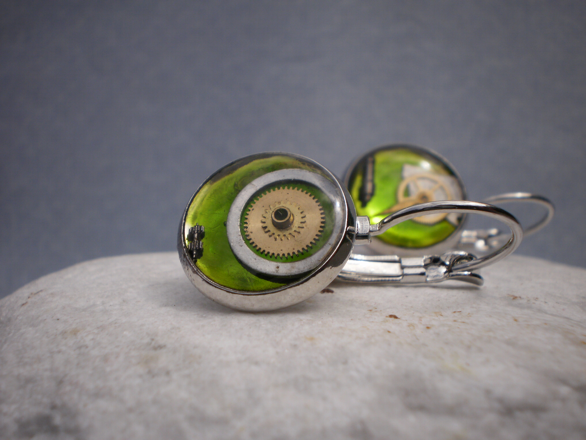 Steampunkové zelené náušnice