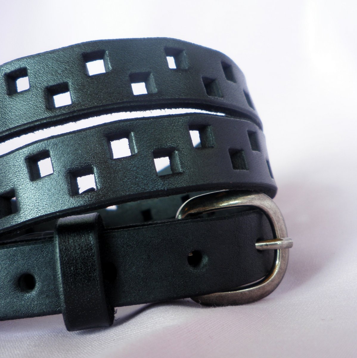 Tenký opasek děrované čtverce