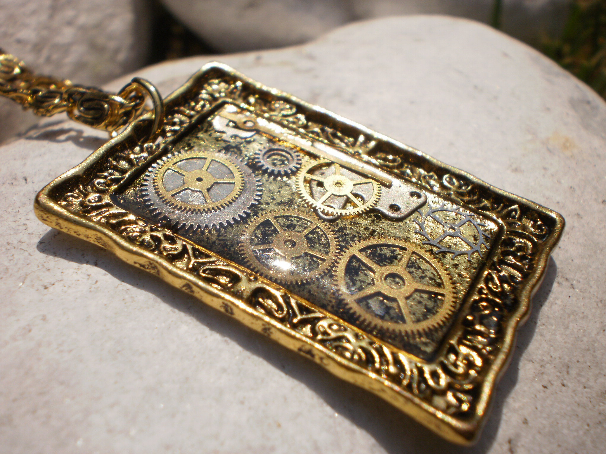 Starozlatý steampunk náhrdelník