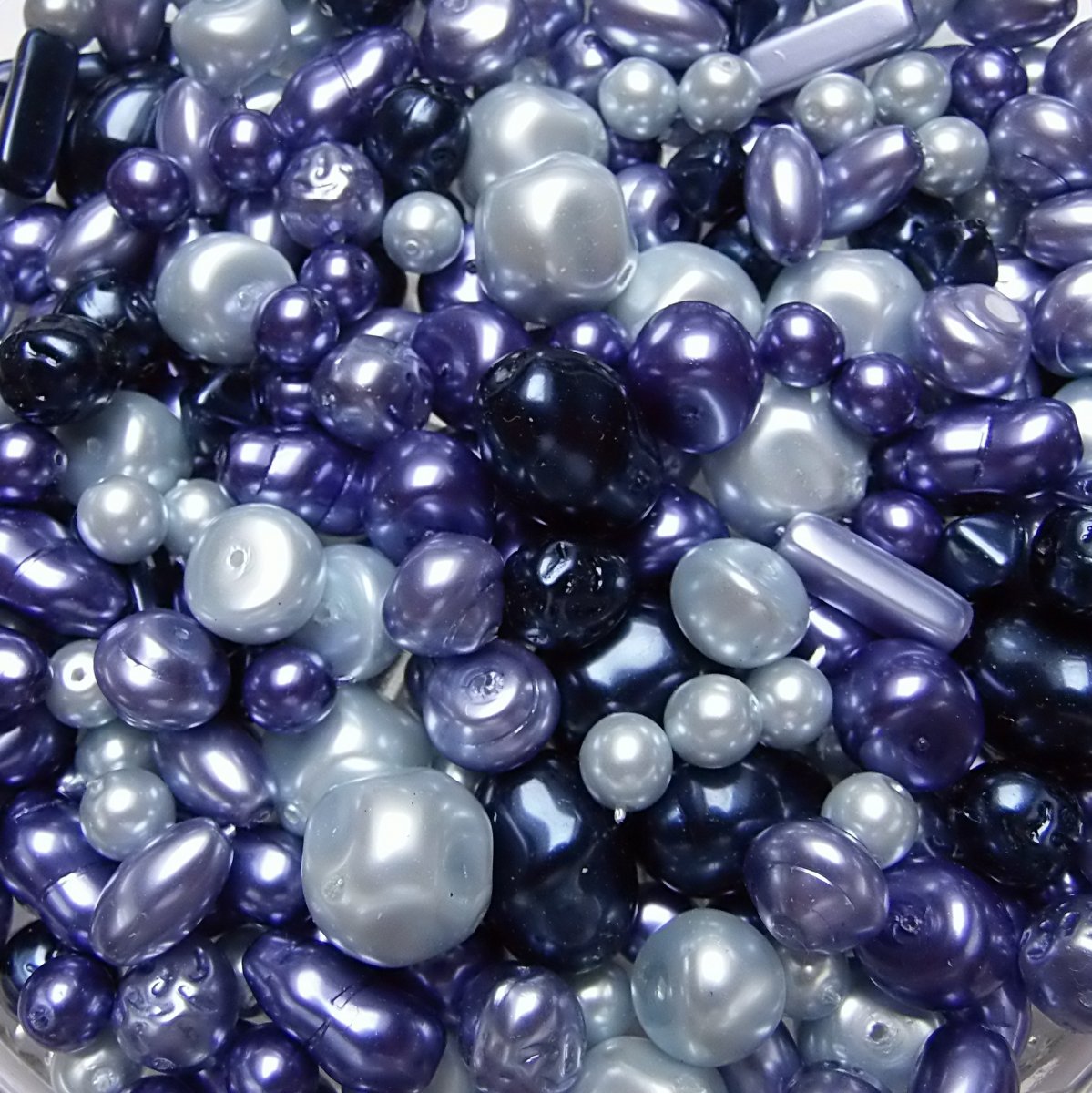 Směs voskovaných  perliček Preciosa.  Balení 50g.