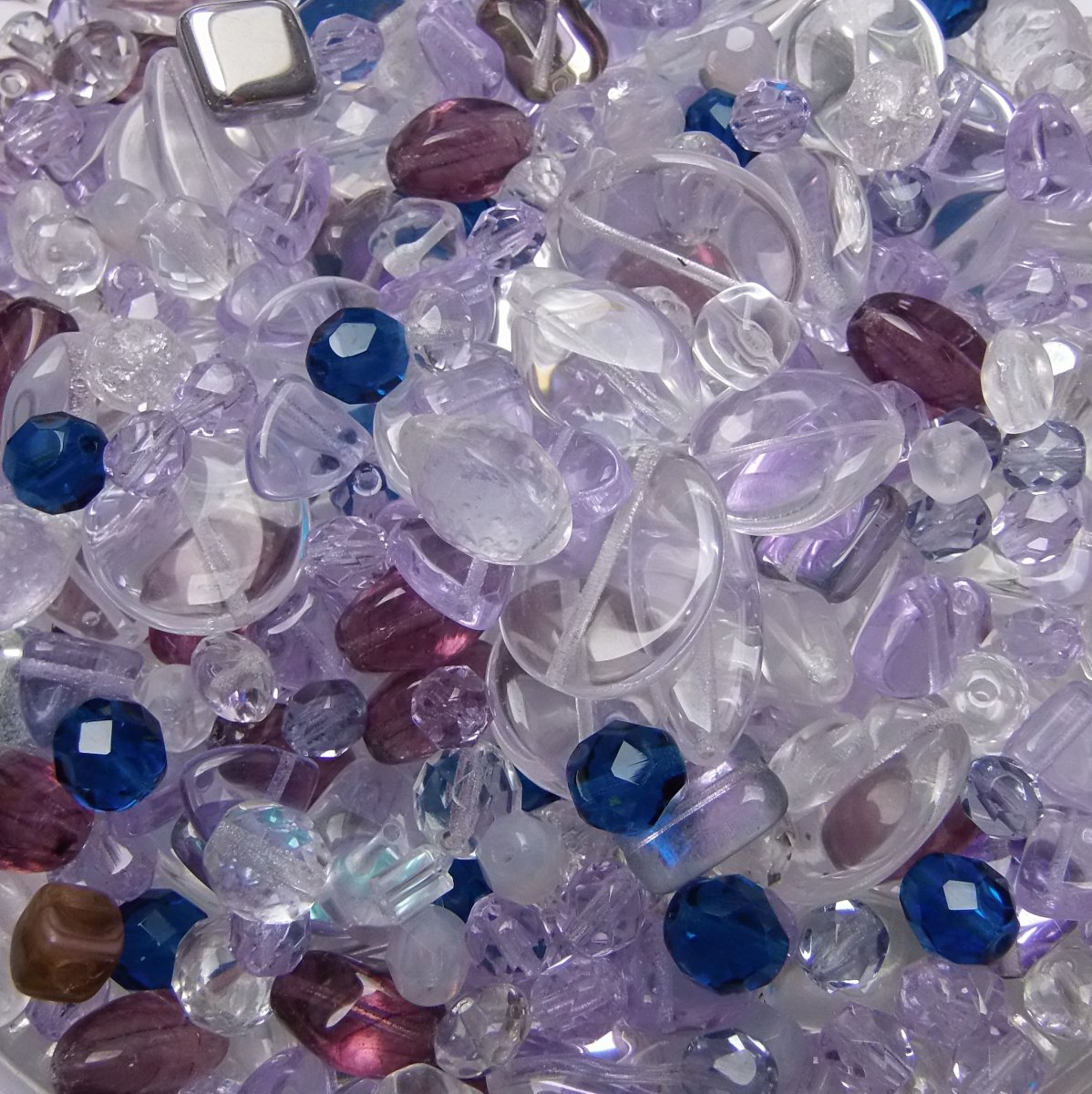 Směs mačkaných korálků Preciosa.  Balení 50g.