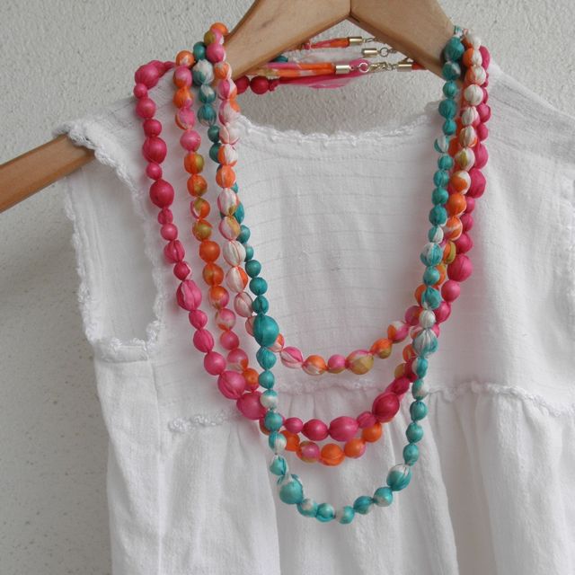 náhrdelníčky z hedvábí